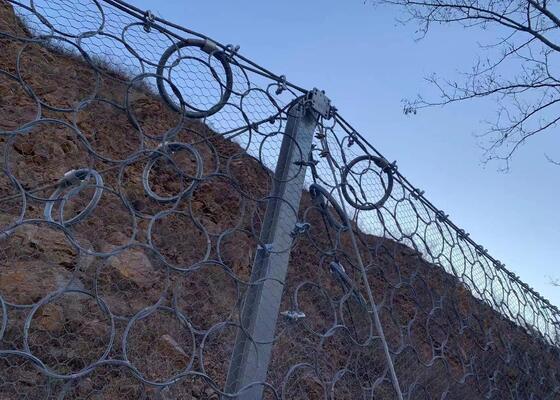 Elastyczna sieć ochronna przed upadkami skał zapewniająca rozwiązania barierowe w celu zminimalizowania zagrożeń związanych z upadkami skał na zboczach i drogach