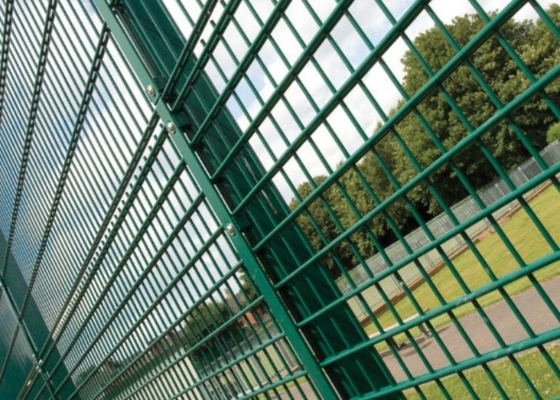 Nowoczesne ogrodzenie z podwójną pętelką w kolorze zielonym, powlekane PCV