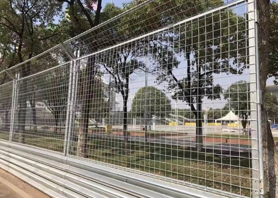 Białe, wytrzymałe ogrodzenie z siatki spawanej, ocynkowane dla bezpieczeństwa stoczni