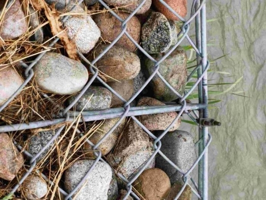 Węglowa stal ocynkowana sieć sieciowa ogrodzenie diamentowy wzór z metalowym okrągłym słupem