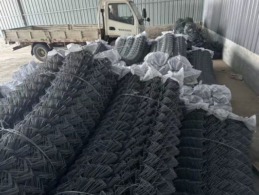 Elastyczna sieć ochronna przed upadkami skał zapewniająca rozwiązania barierowe w celu zminimalizowania zagrożeń związanych z upadkami skał na zboczach i drogach