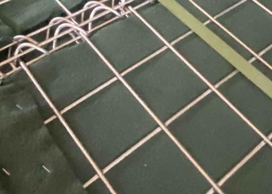 Gorąco zanurzone galwanizowane bariery piaskowe wojskowe System sieci drutu spiralnego z tkaniną geotekstylową