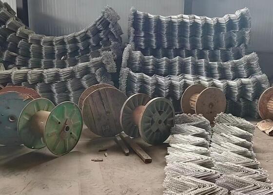 Lekka sieć ochronna przed upadkami, która zapewnia łatwą instalację i konserwację przy jednoczesnym zapewnieniu maksymalnej ochrony przed upadkami