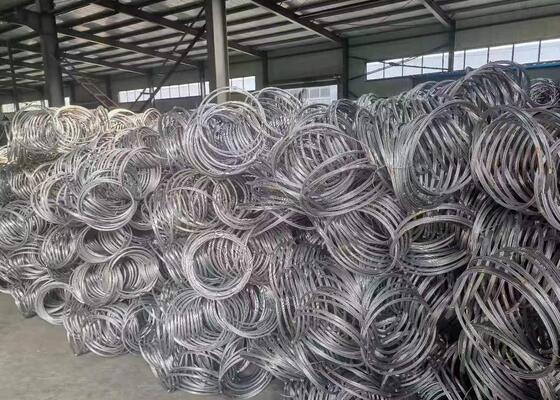 Lekka sieć ochronna przed upadkami, która zapewnia łatwą instalację i konserwację przy jednoczesnym zapewnieniu maksymalnej ochrony przed upadkami