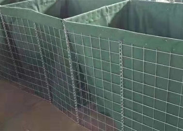 Płaszczyzna z dziurą kwadratową, bariery wojskowe, gabionowa siatka z zielonym geotekstylem